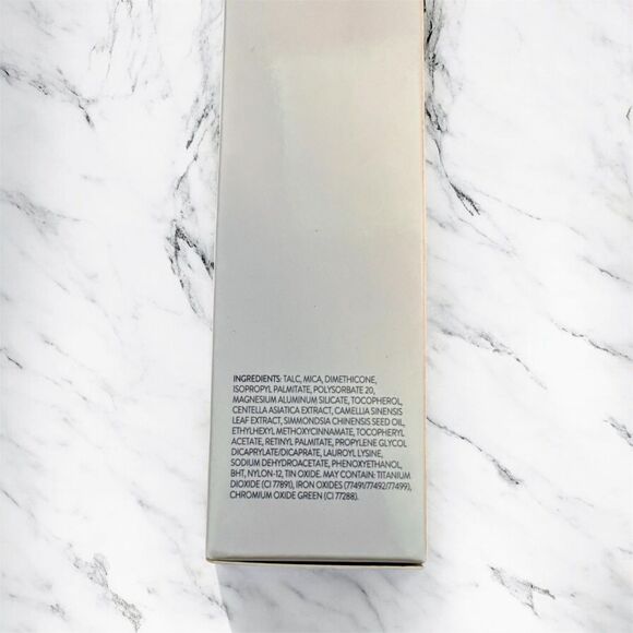 Laura Geller Deluxe Sized Baked Balance-N-Brighten Foundation - Medium - Picture 2 of 4